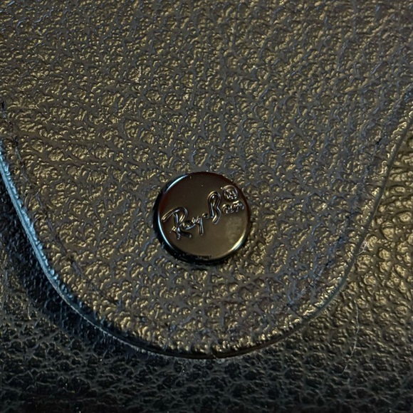 {Ray-Ban} genuine leather sunglasses case - Picture 6 of 6